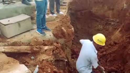 一个工人干活,六个领导指挥,别人熬夜考证的时候你干什么呢?