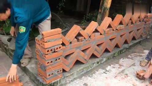 看越南建筑工人是怎样砌围墙的,砖块斜着砌,太漂亮了!