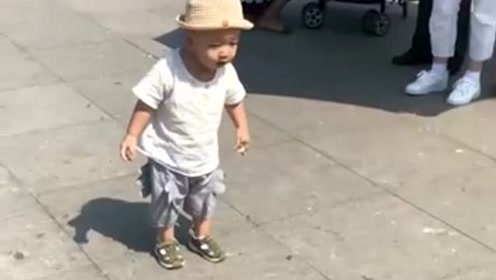 熊孩子是得了刘能的真传了吧,这六亲不认的步伐,太可爱了