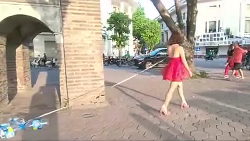 街头遇见奇葩事情,恶搞小伙在美女裙子上挂一串饮料瓶,回头率太高了!