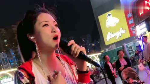 街头女歌手唱首民谣《万爱千恩》,一开口就听哭了,声声惹人醉!