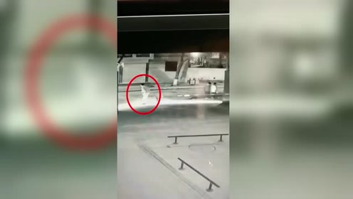 恶心!男子凌晨在街头脱裤子