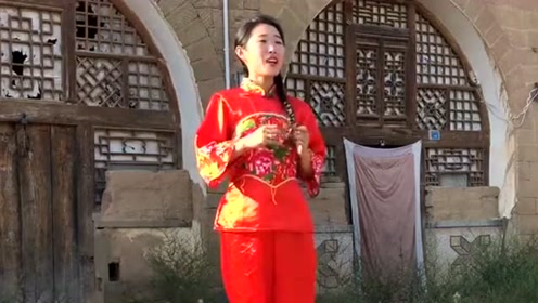 陕北妹子翻唱《拉手手亲口口》句句动情,唱的太肉麻了