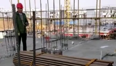 塔吊吊钢管出现失误,钢管从高空坠落将房顶砸个洞,幸好工人不在旁边!