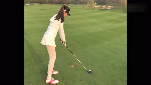 高尔夫美女高手,挥杆的姿势都透露着专业,网友:专业就是专业啊