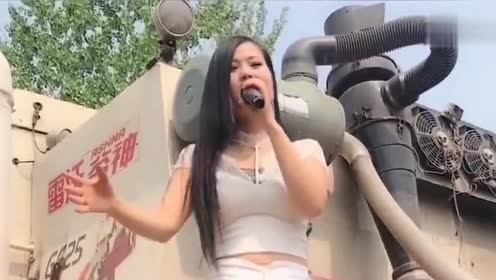 农村流浪歌手街头深情献唱,一开口就被沦陷,堪比原唱