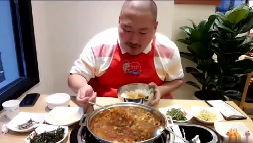 韩国家庭吃播:兴森两年前下馆子吃播,光头留着小胡子,太好笑了