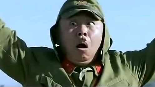 《举起手来》潘长江躲进了帐篷,飞机连人带帐篷一起带上了天