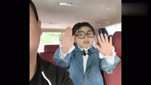 "鬼马精灵"李欣蕊直播唱歌,面部表情相当丰富,太可爱了
