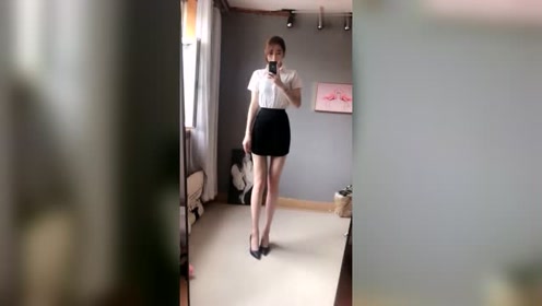 美女小姐姐自拍换装,职业装和牛仔裤,你更喜欢哪一套?