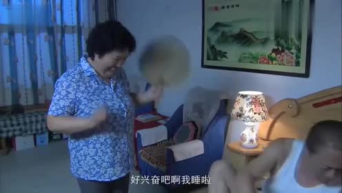 女村长:婶子给邻居拔罐被表扬了,兴奋的在屋里唱起戏来了