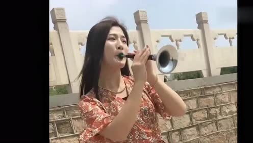 美女吹唢呐,人长得俊俏,吹得也好听!