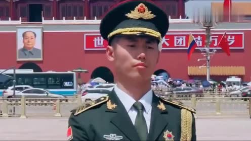 张自轩身后是两位护旗手,坚定的目光帅气的颜值,百看不厌!