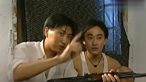 杨吉光跟着大伙学枪,端着ak47就是一顿扫射,幸亏没装子弹