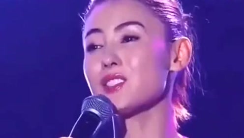 张柏芝台上演唱,真情流露,台下观众深情流泪,感觉离婚的女人太不容易