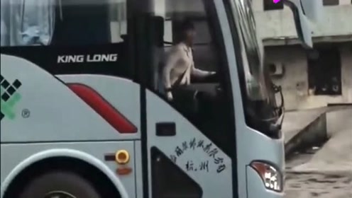 女司机开大客车,倒车入库"满分",结局出人意料!
