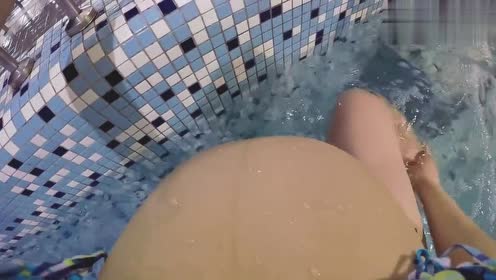 孕妇挺着38周的大肚子,还敢下水游泳,一般人真不敢这么做