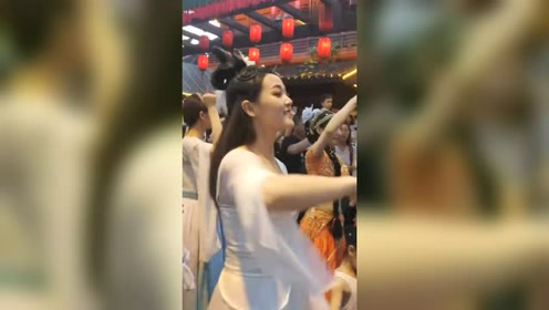 来宋城就是看小白的,她这一身白色汉服,简直太有年代感了!