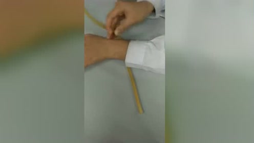 这算单手绑止血带么?血管"暴露"的瞬间,我开眼界了
