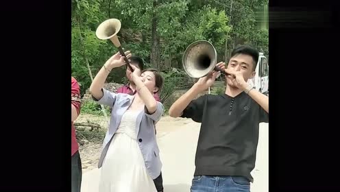 我们村爱吹唢呐的美女,每个表情都很到位,吹得真好听!