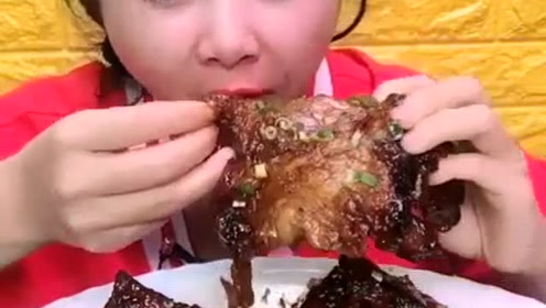 大胃王吃牛窝骨,这吃相让我开眼界了,馋得我口水直流啊!