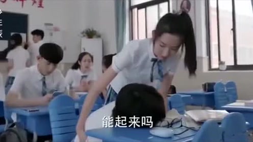 女孩来例假,疼得说不出一句话,没想到男孩这么暖心