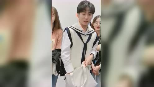 郭子凡参加活动,旁边的小姐姐引起注意,她不会是郭子凡的女友吧