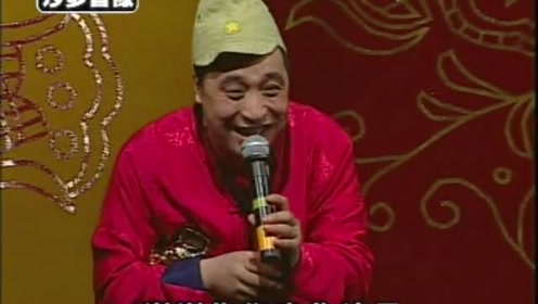 赵四刘小光唱的小曲不错,还一套套的祝福词得到观众