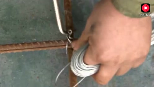 中国小伙发明扎铁丝神器,太实用了,简直就是建筑工的福音