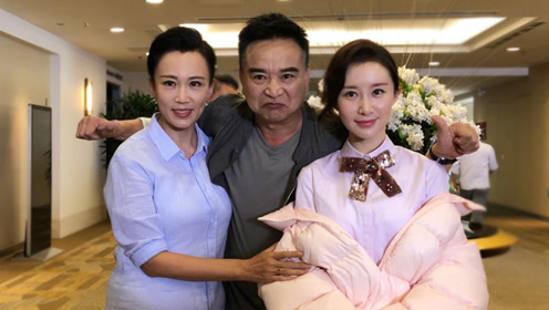 舒畅晒与父母合影照片 看她母亲才知全家颜值高