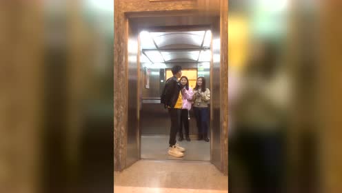 比谁更骚 在这位哥们面前两位妹子败了