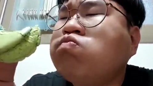 韩国吃播大叔狂吃一百个马卡龙,把店都买空了