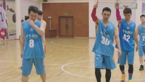 反转人生：夏雨打篮球造鄙视，反手一球，对方懵了！