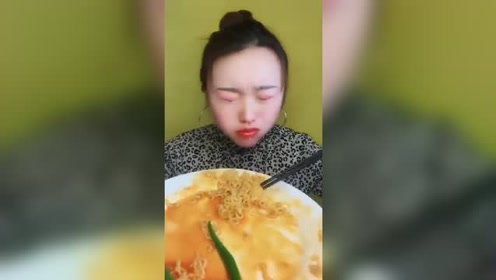 这么大一盘火鸡面，大姐分分钟吃完，连小米辣都不放过