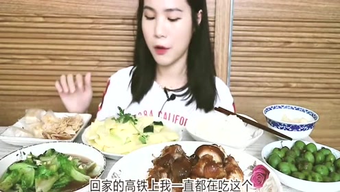 吃播小姐姐要吃一大桌子的美食，不当大胃王可惜了