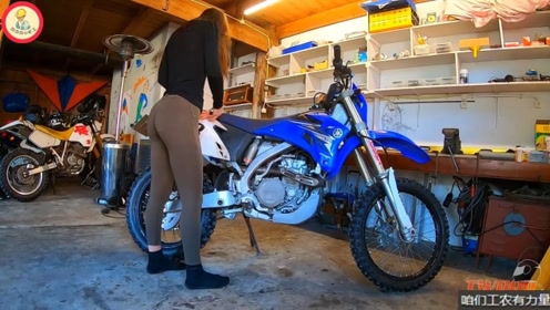 机车女孩骑过雅马哈越野摩托车后，看她如何细致地进行保养