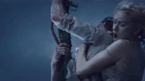 金刚看着自己的女神被这人带走，生气的捶打自己的胸口