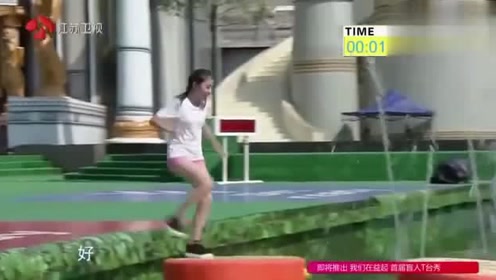 美女主播来闯关,主持人刚在说落水的事情,她就掉水里了!
