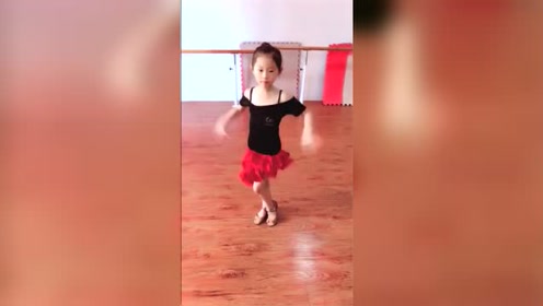女生宿舍小姐姐模仿幼儿园老师上课,是不是很可爱?