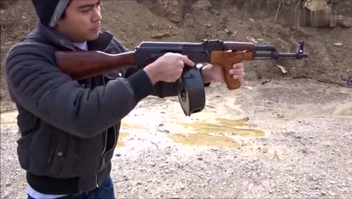 ak47装上弹鼓后,一次射击147发子弹是什么感觉?网友:枪压的不错!