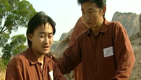 狱中张世豪遇到老朋友杨吉光,杨吉光对张世豪那个照顾,豪要哭了