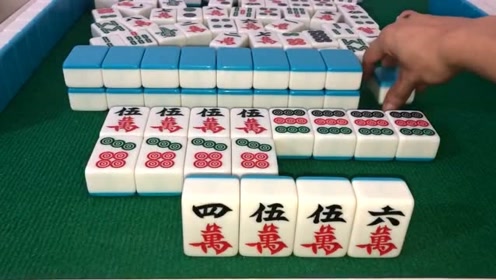 小伙打麻将手气真好,连开三杠杠上花,就是这牌五万有点多