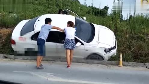 今日奇闻:女学员练科三把车怼路边,还不翻车,这车技厉害!