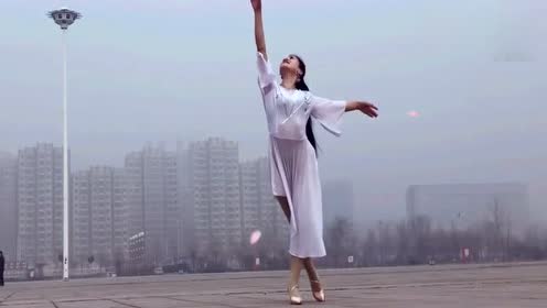 古风舞蹈《三生三世》来了,大姐跳得唯美优雅,非常好看