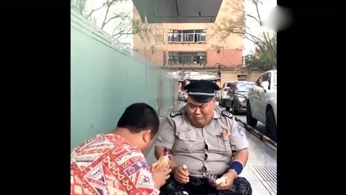 胖保安给路人吃东西还给钱,看结果发生了什么,都忍住别笑