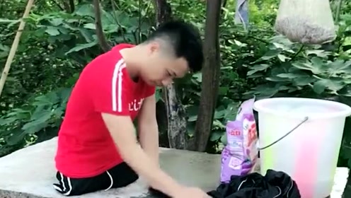 无臂小伙吃面,大家能想像到这个画面吗?