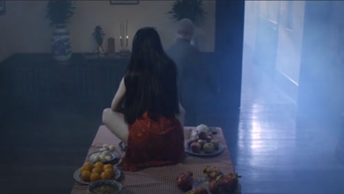 全家人为了遗产,半夜祭奠奶奶,不料桌上出现红衣女鬼