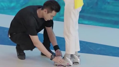 亲爱的热爱的:韩商言开窍了,蹲下身为佟年系鞋带,这是什么神仙画面,好