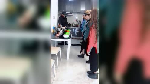 五个小情人都大了,还不造成啃老,当个爹太难了!瓷娃娃是什么原因嫁人图片