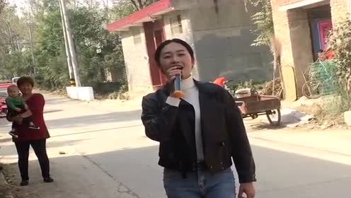 农村美女气质好,改编一首《谁》,唱得还真不赖!